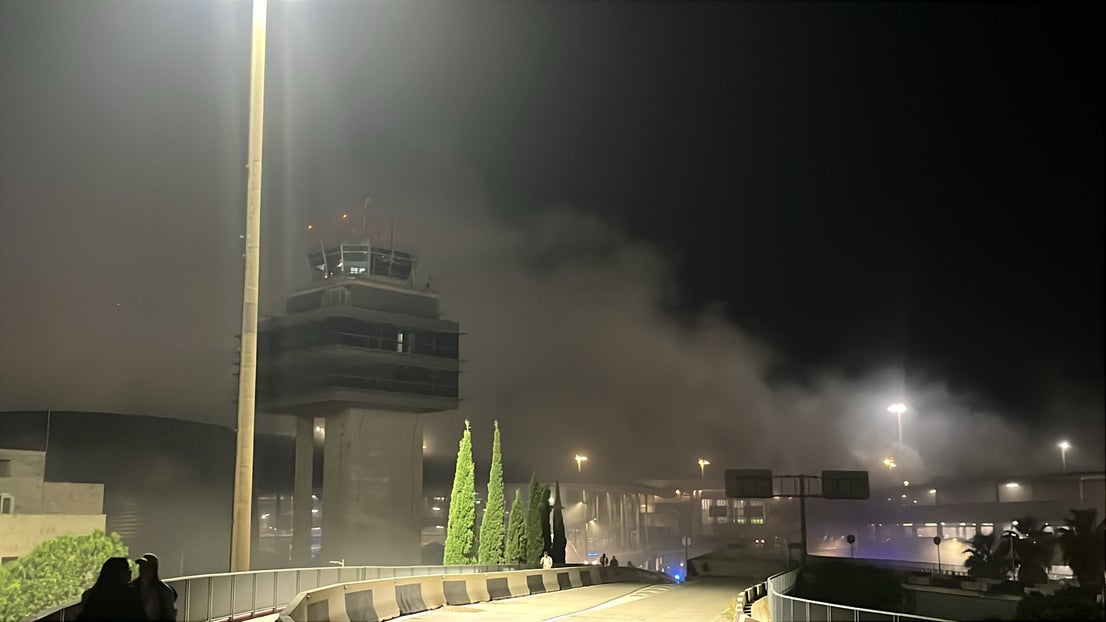 FOTOS | Incendio en el aparcamiento de coches de alquiler del aeropuerto de Manises