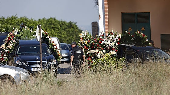 L'Alquerieta se blinda durante el entierro del hombre tiroteado