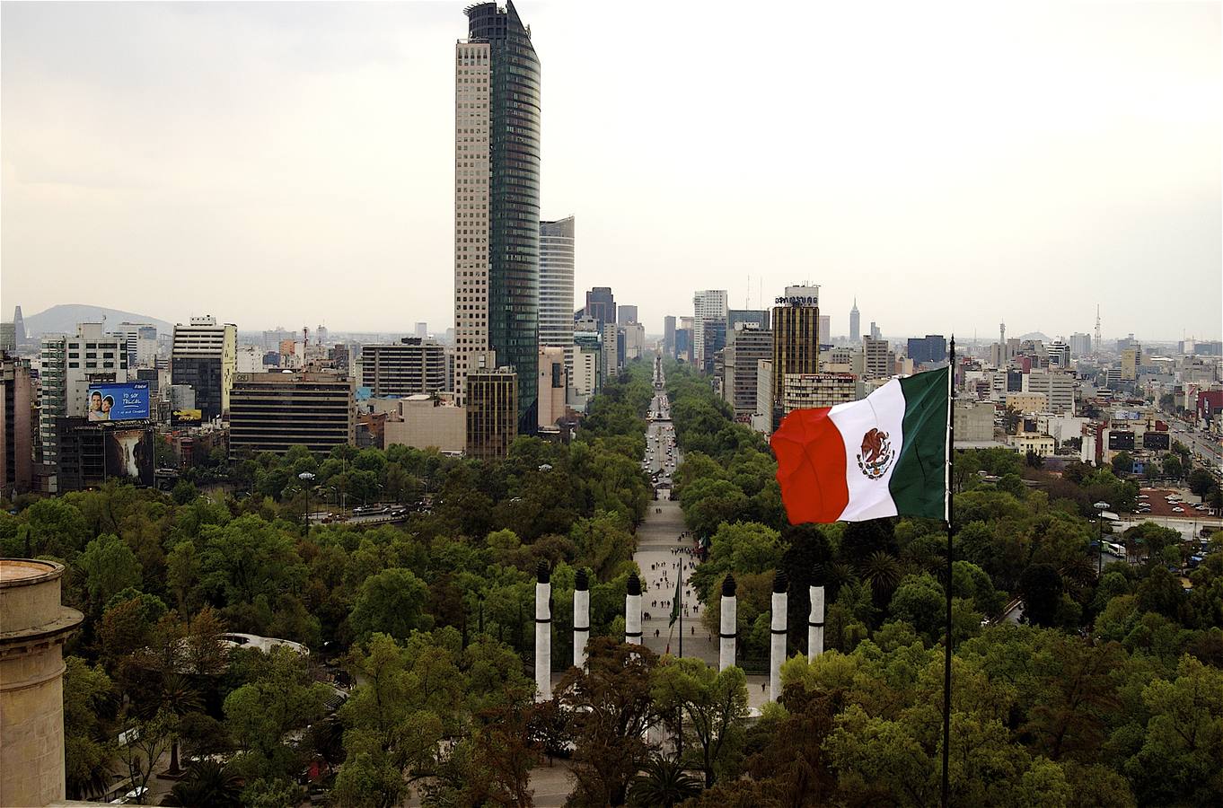 Ciudad de México. La causa: la escasez de agua potable y el hundimiento del suelo. De la zona acuífera sobre la que la ciudad está ubicada procede el 70% del consumo de agua potable de la urbe, por lo que Ciudad de México se hunde un poco más cada vez que alguno de sus 20 millones de habitantes consume un poco de agua. Se estima que algunas partes de Ciudad de México se han hundido 9 metros en los últimos cien años.