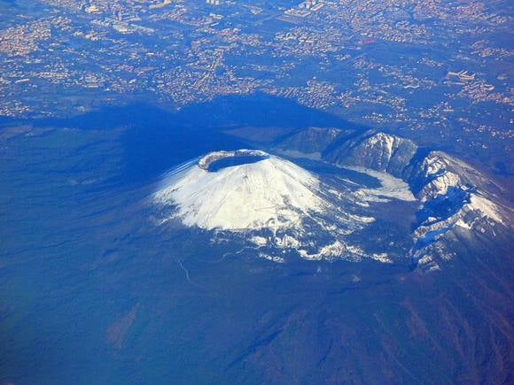 Nápoles. La causa: una erupción volcánica. Según expertos vulcanólogos, cada año que pasa la probabilidad estadística de que el volcán despierte con virulencia es mayor, y de suceder sería devastador en un radio de 12 kilómetros. Situado a tanto solo 9 kilómetros de la ciudad de Nápoles, ésta quedaría totalmente arrasada.