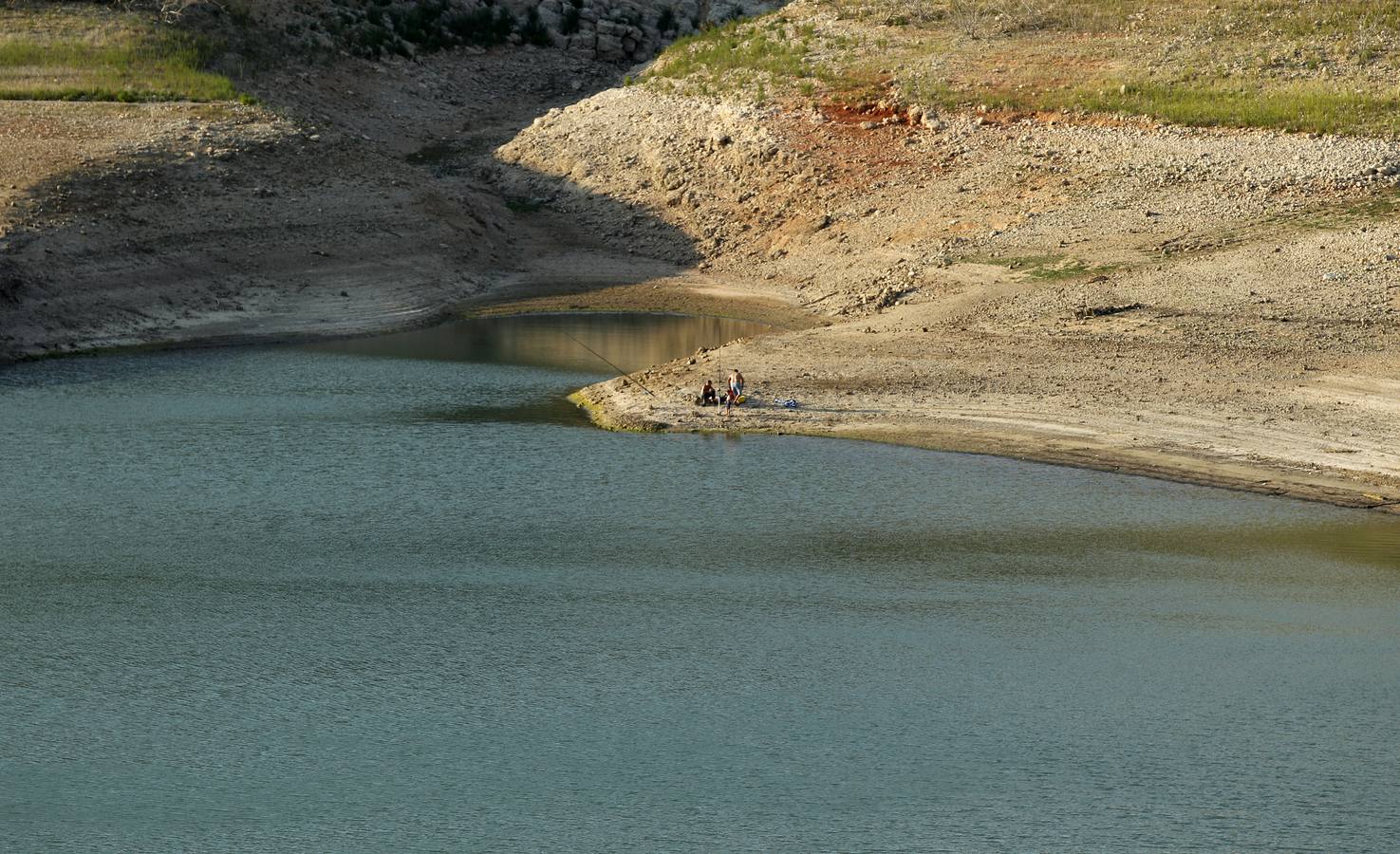 Embalse de Forata. En la imagen se puede apreciar la caída del nivel del agua.