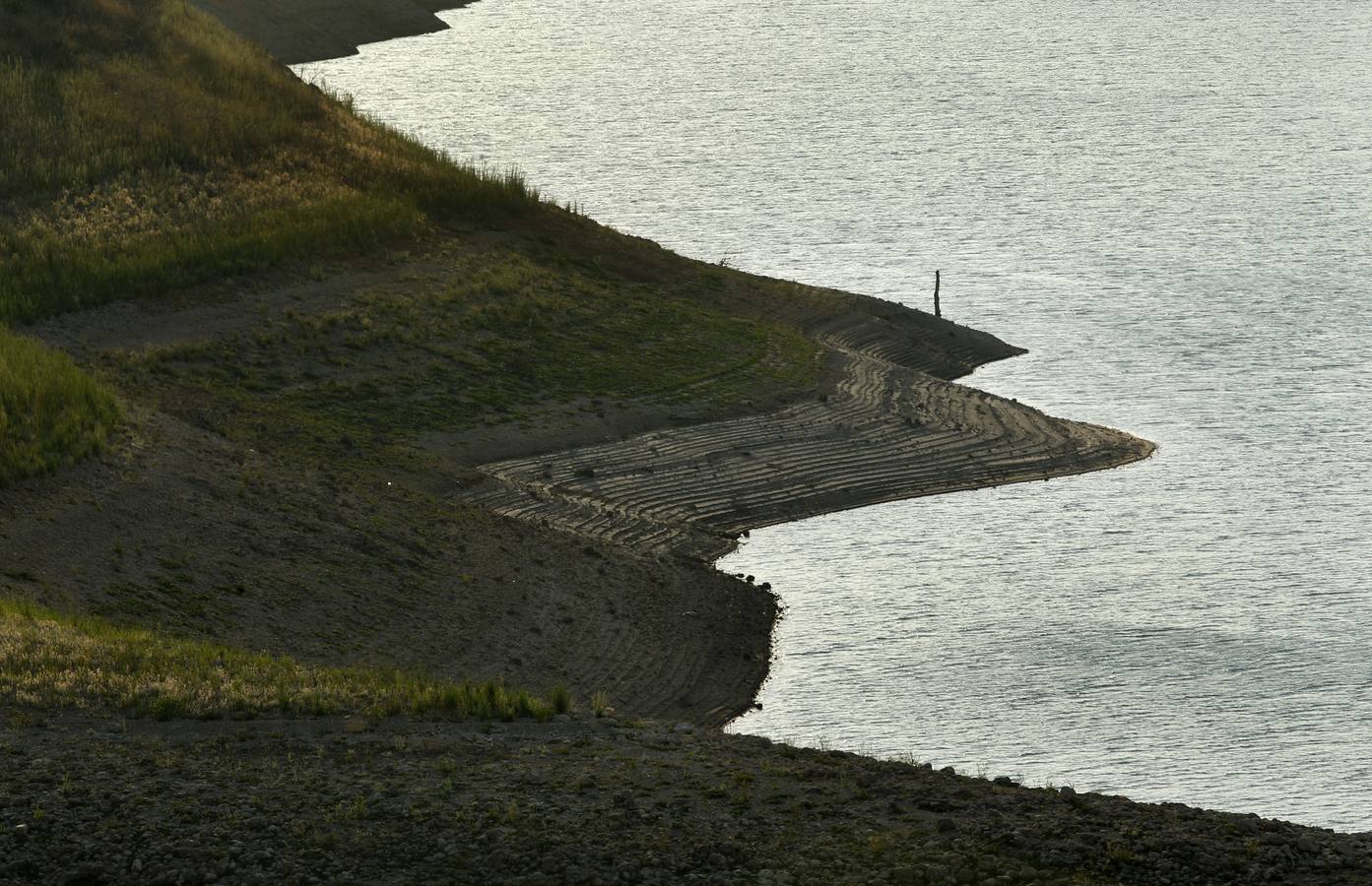 Embalse de Forata. En la imagen se puede apreciar la caída del nivel del agua.