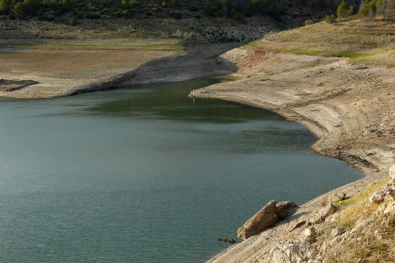 Embalse de Forata. En la imagen se puede apreciar la caída del nivel del agua.