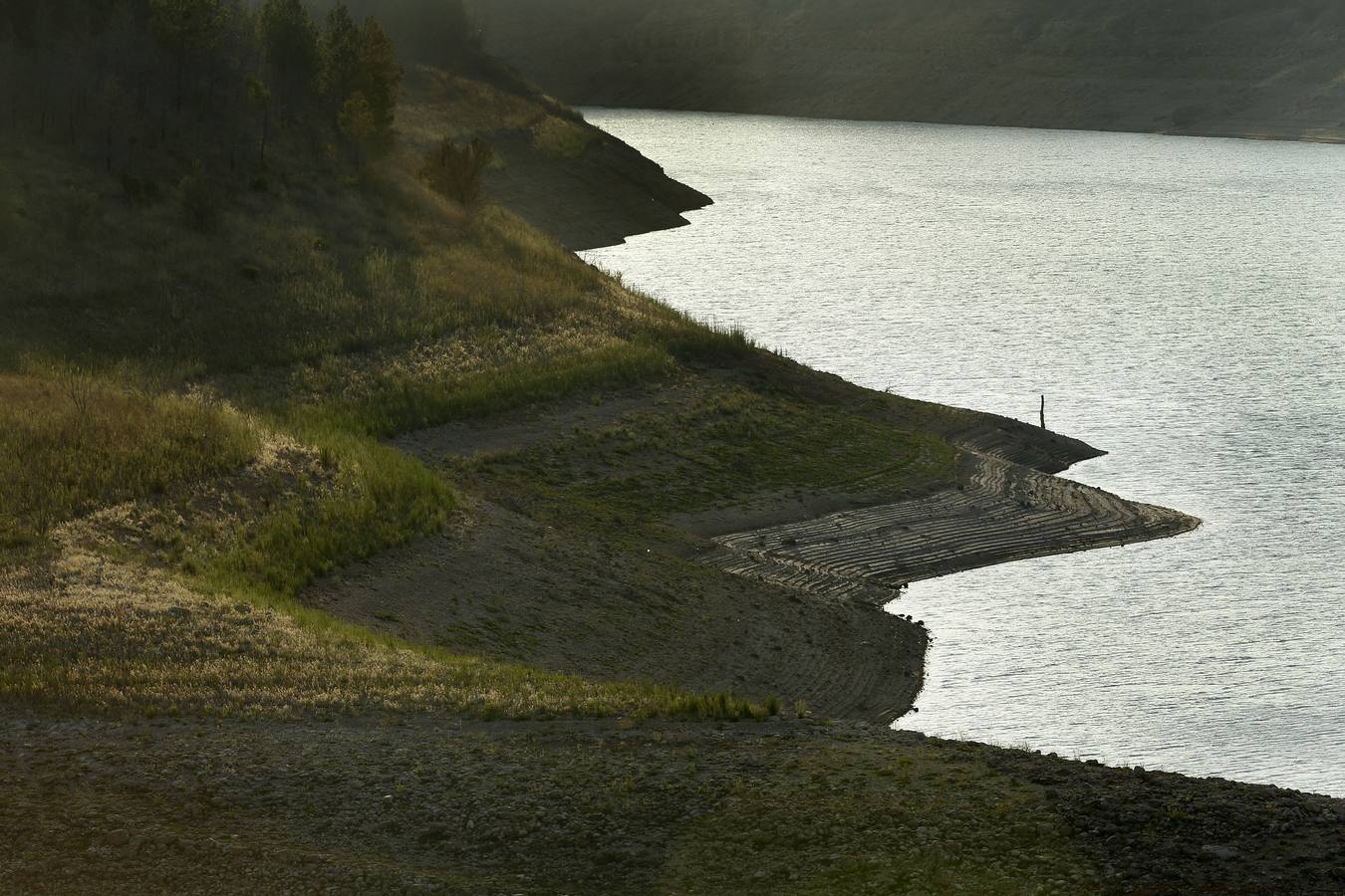 Embalse de Forata. En la imagen se puede apreciar la caída del nivel del agua.