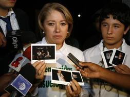 En la imagen, la mujer y el hijo de Alan Jara, uno de los 22 'canjeables'./ Archivo