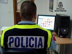 Un policía analiza archivos pornográficos en un ordenador. / Archivo