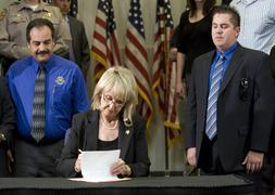 Arizona promulga una ley que criminaliza la inmigración ilegal