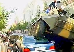 El alcalde de Vilna castiga con un tanque a quienes aparcan en el carril-bici
