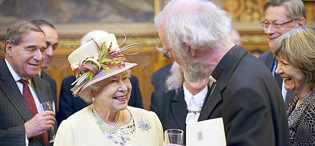 La reina Isabel II de Inglaterra charla con el arzobispo de Canterbury, Rowan Williams. / Geoff Pugh (Efe) | Atlas