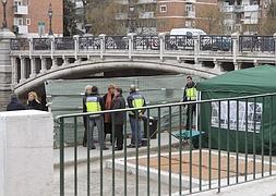 Medio centenar de agentes trabajan en el río Manzanares./ Zipi (Efe)