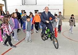 Se busca alcalde que cambie coche oficial por bici eléctrica