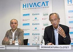 El doctor Martínez Picado (i) y el doctor Bonaventura Clotet (d) explican el hallazgo. /Foto: Efe | Vídeo: Ep