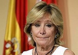 La presidenta madrileña, emocionada durante la rueda de prensa./ Efe | Atlas