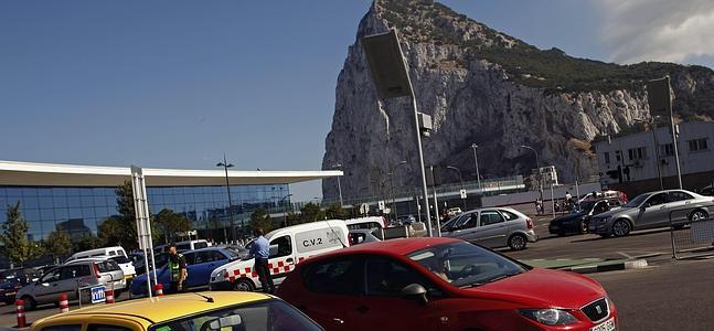 Control de vehículos en Gibraltar. / Reuters