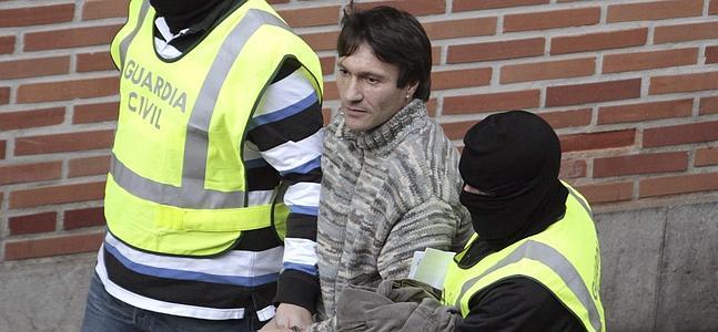 Agentes de la Guardia Civil conducen a José Miguel Almandoz. / Luis Tejido (Efe)