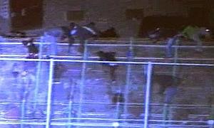 Inmigrantes marroquíes saltan la valla de Melilla. / Foto: Archivo | Vídeo: Atlas