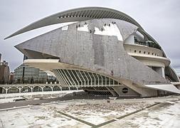 Operarios retiran el revestimiento del Palau de les Arts de Valencia. / Efe