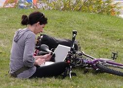 Una mujer consultando su ordenador. / Archivo