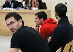 El etarra Jurdan Martitegi (i), durante el juicio. / J. J. Guillén (Efe) | Atlas