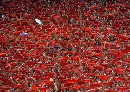 Una multitud enarbola el pañuelo rojo segundos antes del chupinazo. / Vincent West (Reuters)