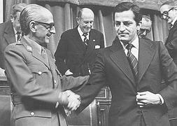 Manuel Gutiérrez Mellado saluda a Suárez. / R. C.