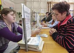 Una mujer crimea de avanzada edad cobra su pensión en rublos. / Efe