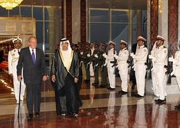 El Rey es recibido por el ministro de Estado Sultán al Yaber en el aeropuerto de Abu Dabi. / Efe