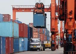 Las grúas cargan los contenedores en el puerto de yakarta. / efe