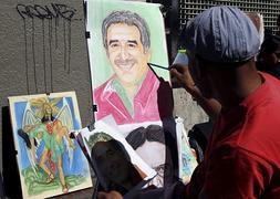 Un artista callejero dibuja un retrato de García Márquez en Bogotá. / Efe