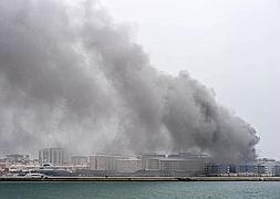 El humo que se ha producido tras la explosión en la planta. / Afp