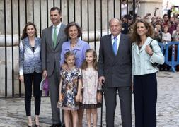 Los Reyes posan junto a los Príncipes, sus hijas y la infanta Elena. / Efe | Atlas