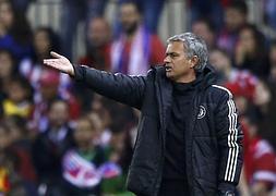 Mourinho da instrucciones durante el partido. / Reuters