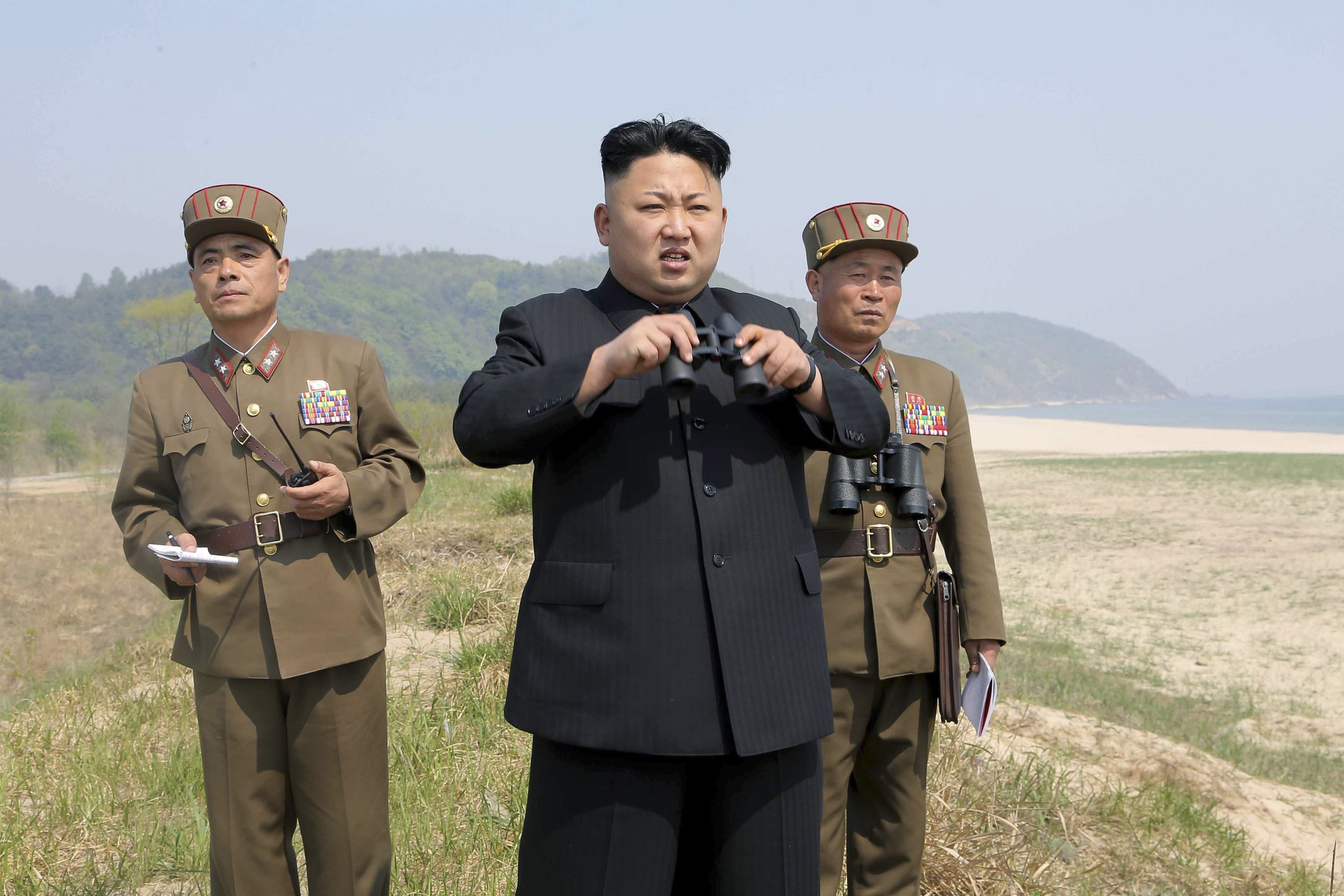 Kim Jong-un visita a sus tropas. 