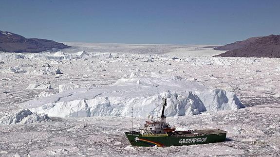 Un barco de Greenpeace, en Groenlandia.