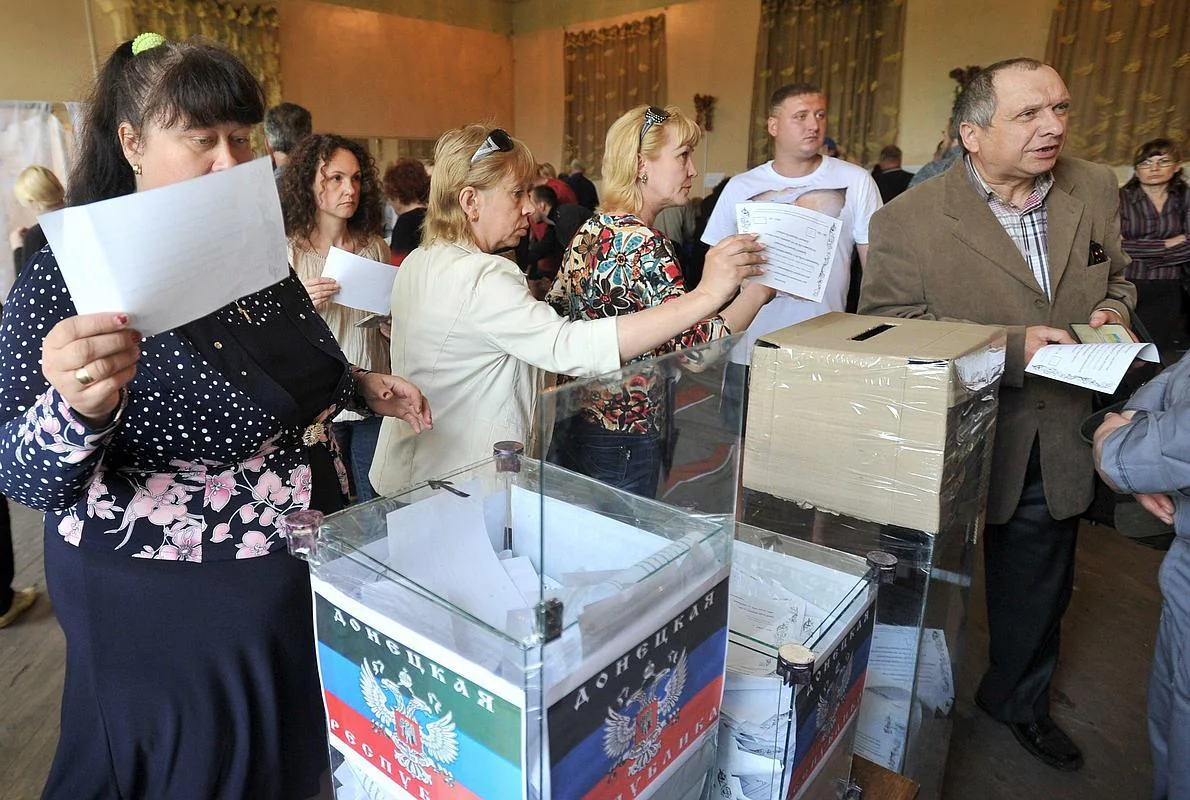 Votación en un colegio electoral de Donetsk. 