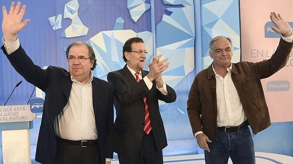 El presidente del Gobierno, Mariano Rajoy (c), en Valladolid