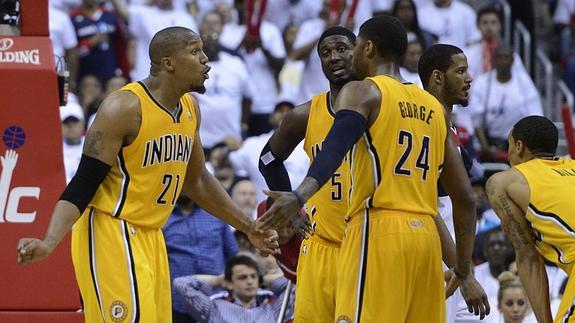 Los jugadores de Indiana, durnate el partido. 