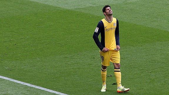 Diego Costa, en el momento de caer lesionado ante el Barcelona. 