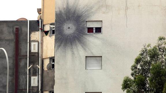 Impacto de un mortero en un edificio de la ciudad. 