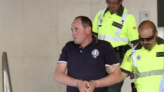 El conductor de la retroexcavadora