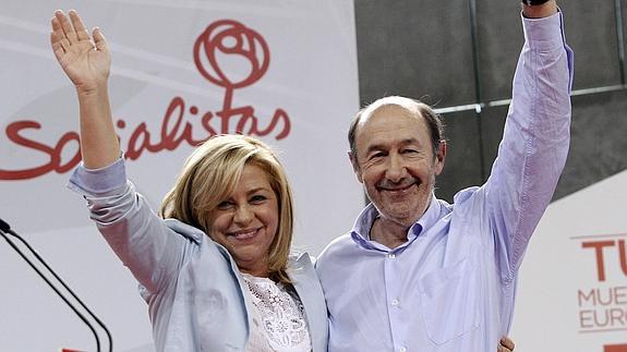 Rubalcaba y Valenciano, en el último acto de campaña.