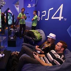 Dos personas prueban Playstation 4.