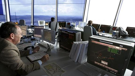 Controladores áereos de una de las torres de control de Barajas. 