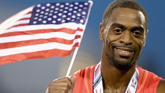 Tyson Gay, con la bandera estadounidense.