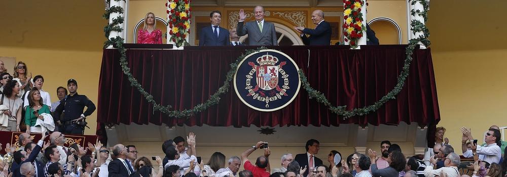 El Rey saluda a los presentes en la plaza de Las Ventas, puesta en pie para la ovación.