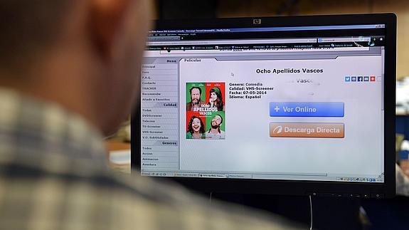 Una persona viendo la web donde descargar películas sin derecho de la productora. 