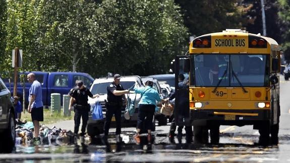 La Policía revisa un autobús escolar 