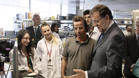 Rajoy conversa con investigadores del CNIC. 