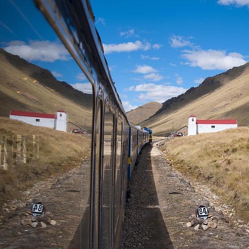 El tren Andean Explorer, a su paso por La Raya.