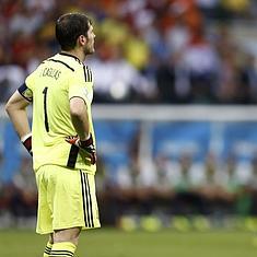 Robben (i) regate a Casillas. 